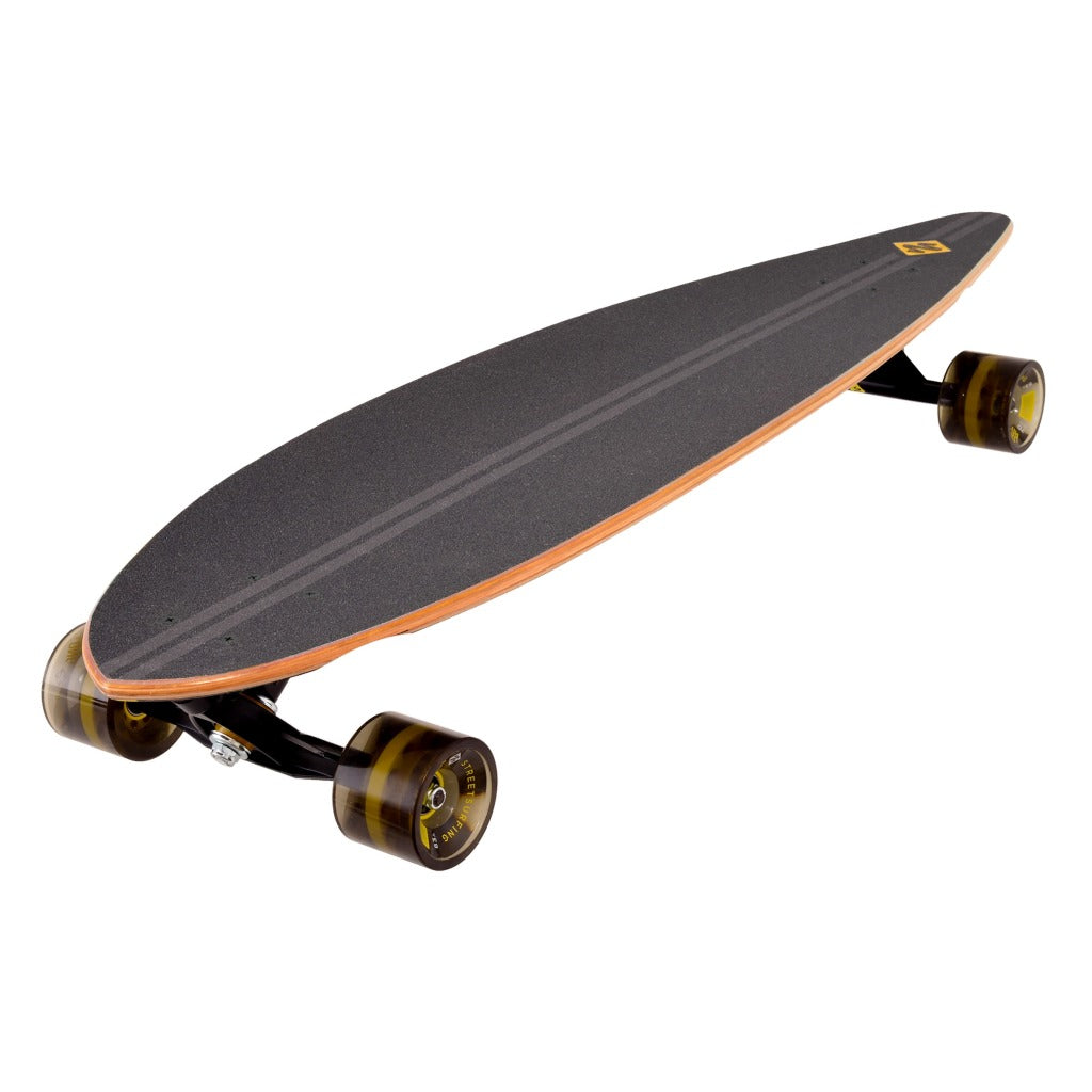 Streetsurfendes Pintail-Roadline-Skateboard