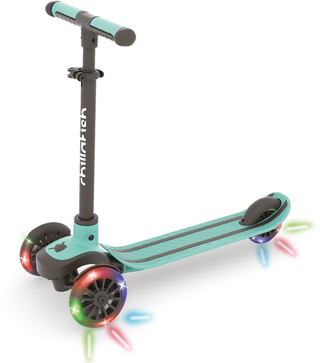 Chillafish Kinderroller 3 Jahre mit drei LED-Rädern – grün blau – leichter Glow Scooter Jungen mit abnehmbarem Lenker und Fußbremse – höhenverstellbar – Lean-to-Steer – extra Haltegriffe – keine Batterien erforderlich – Modell Scotti Glow 3