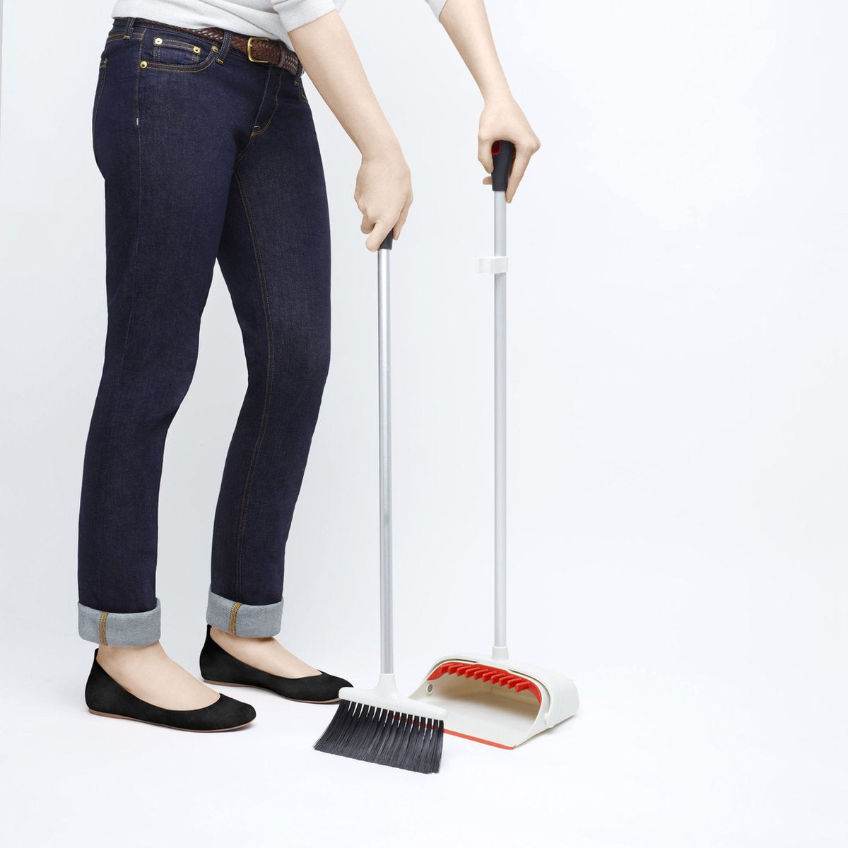 Oxo hält Besen und Kehrschaufel gut im Stehen – stehend