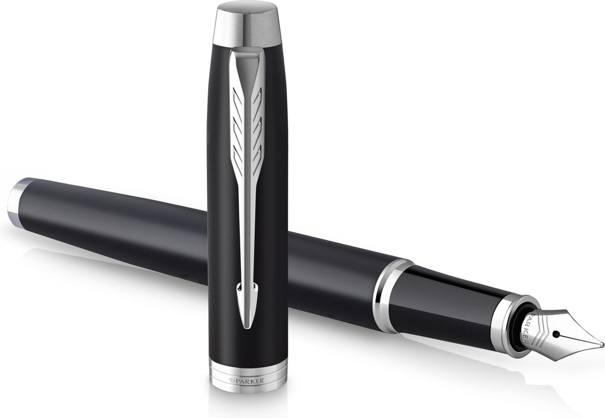 Parker im Füllfederhalter | mattschwarz mit Chrom-Finish | mittlere Spitze mit blauer Tintenpatrone | Geschenkverpackung