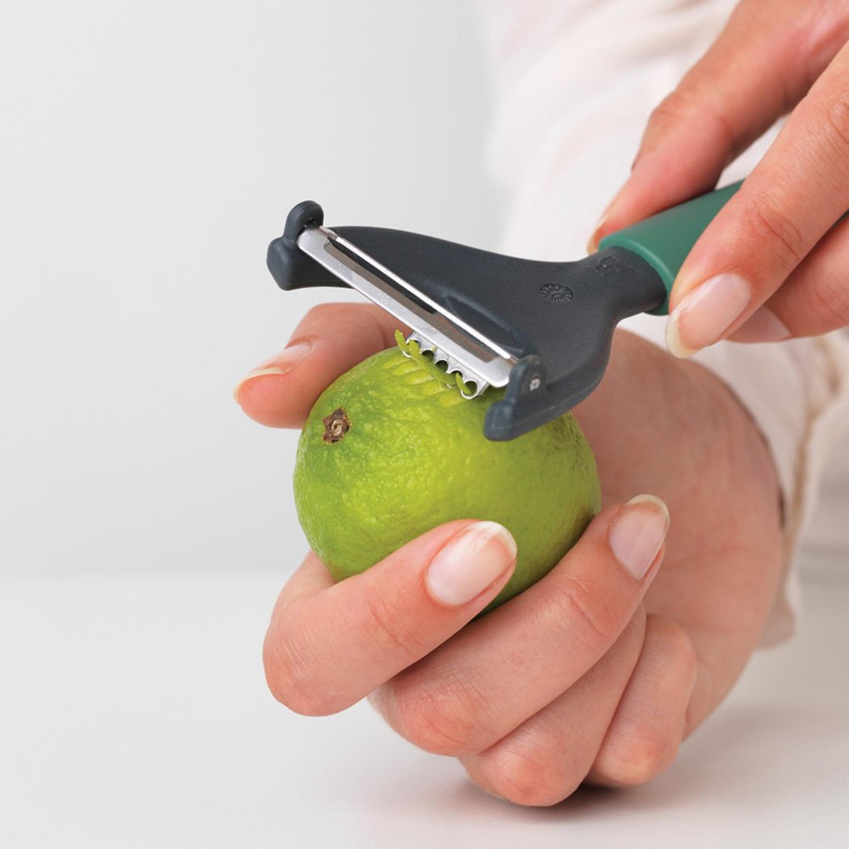 Brabantia Sparschäler Delicious+ Y-Form Tannengrün