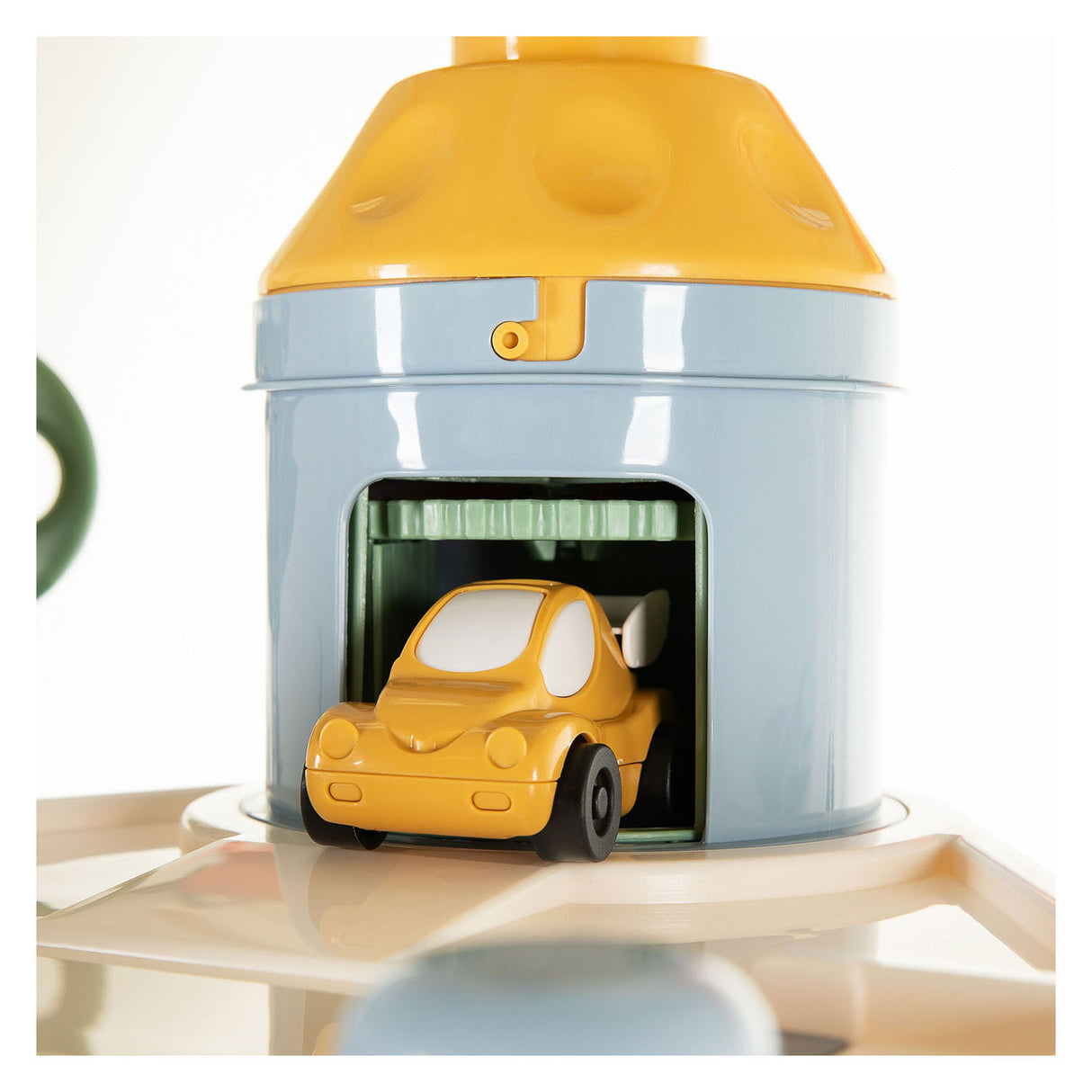 Cavallino Garagenturm mit 7 Etagen und Autos in Pastellfarben