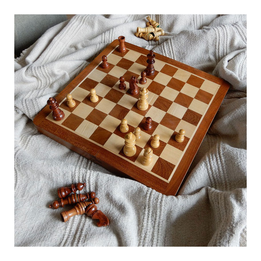 Engelhart Schachspiel Deluxe faltbar – Holzschachspiel aus Eschenholz – luxuriöses braunes Schachbrett 38 x 38 x 5,8 cm – faltbar kompakt –