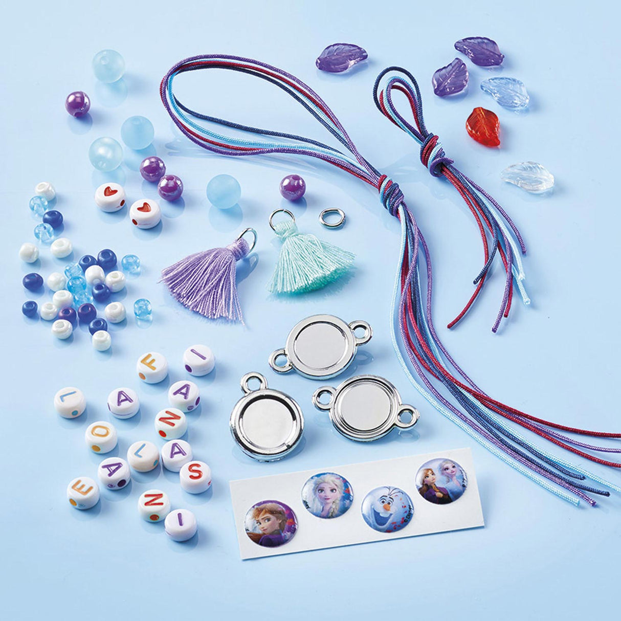 Totum Disney Frozen 4 Buchstaben Armbänder Herstellung Bastelpaket Schmuckset Freundschaftsarmbänder Spielzeug Mädchen mit Anna und Elsa Geschenktipp Basteln