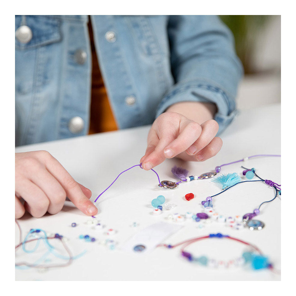 Totum Disney Frozen 4 Buchstaben Armbänder Herstellung Bastelpaket Schmuckset Freundschaftsarmbänder Spielzeug Mädchen mit Anna und Elsa Geschenktipp Basteln