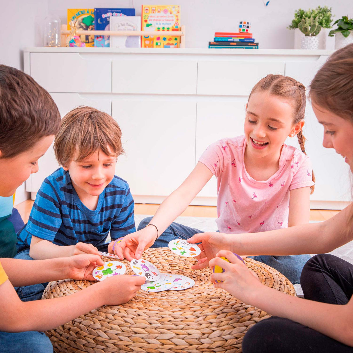 Zygomatic Brettspiel Studio Dobble Classic – Niederländisches Kartenspiel für 2 bis 8 Spieler – lustiges Familienspiel ab 6 Jahren – das blitzschnelle Suchspiel für die ganze Familie