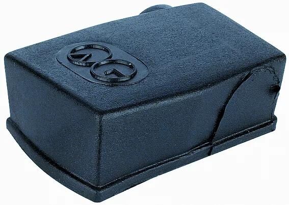 Die Batteriepolabdeckung von Herth+Buss deckt die Batterieklemmen links ab