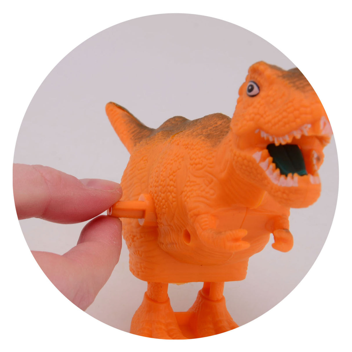 Johntoy läuft mit dem T-Rex zum Aufziehen