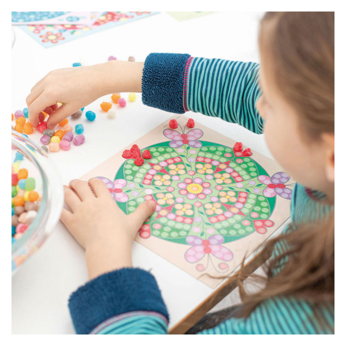 Playmais-Mosaikkarten schmücken trendige Mandalas