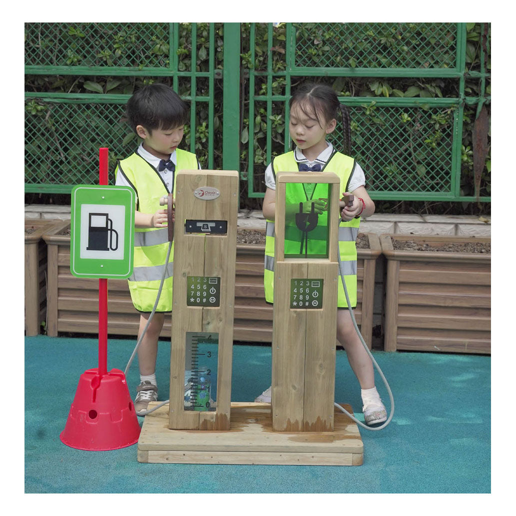 Klassische Spieltankstelle aus Holz für den Außenbereich