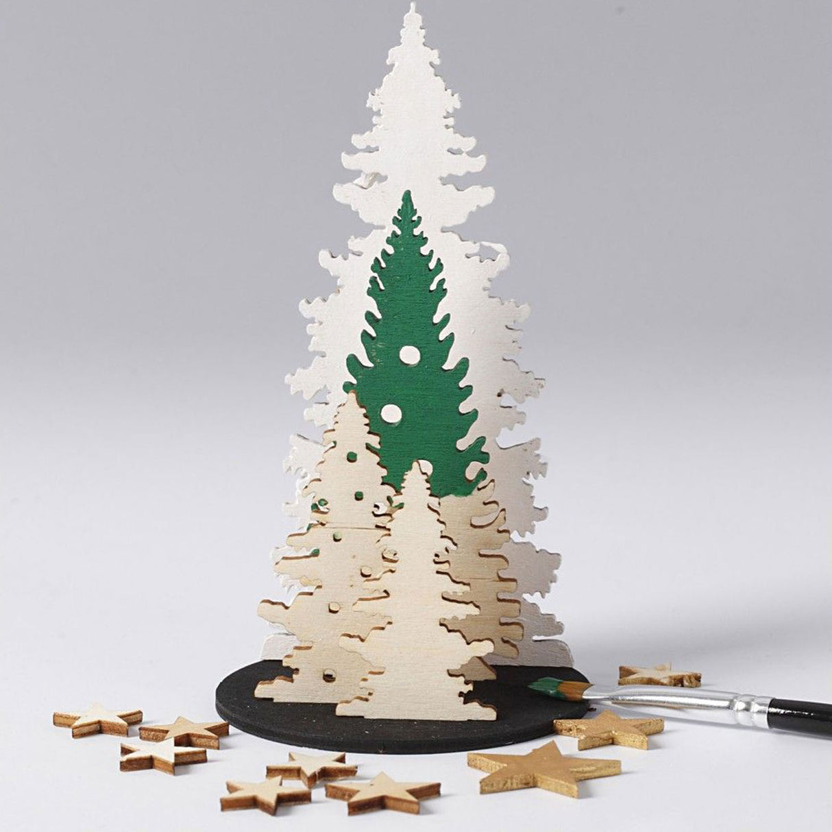 Das Unternehmen Creativ fertigt und dekoriert Ihre hölzernen Weihnachtsbäume