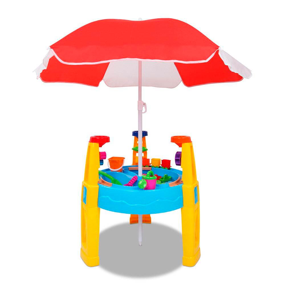 Sandwasserspielplatz mit Sonnenschirm