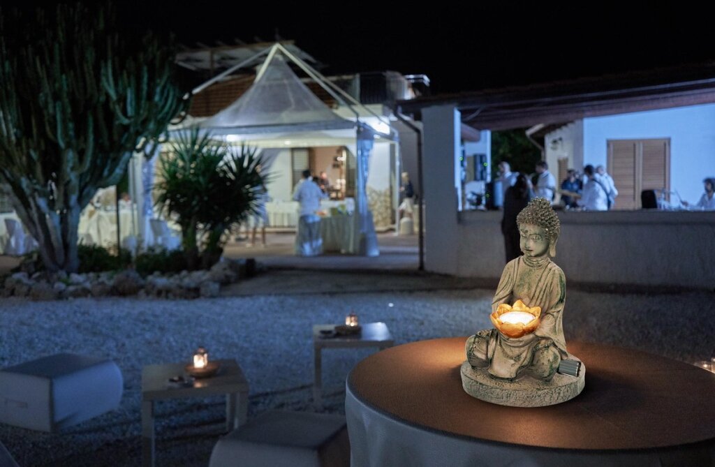 Grundig Grundig Buddha-Statue mit Solarlampe LED An-Aus-Knopf Brenndauer 6-8 Stunden 17x16x27cm