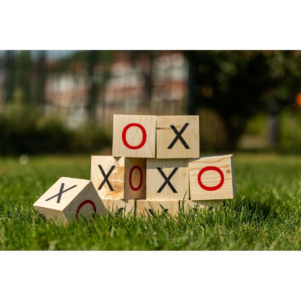 Tic-Tac-Toe-Eier aus Holz zum Spielen im Freien