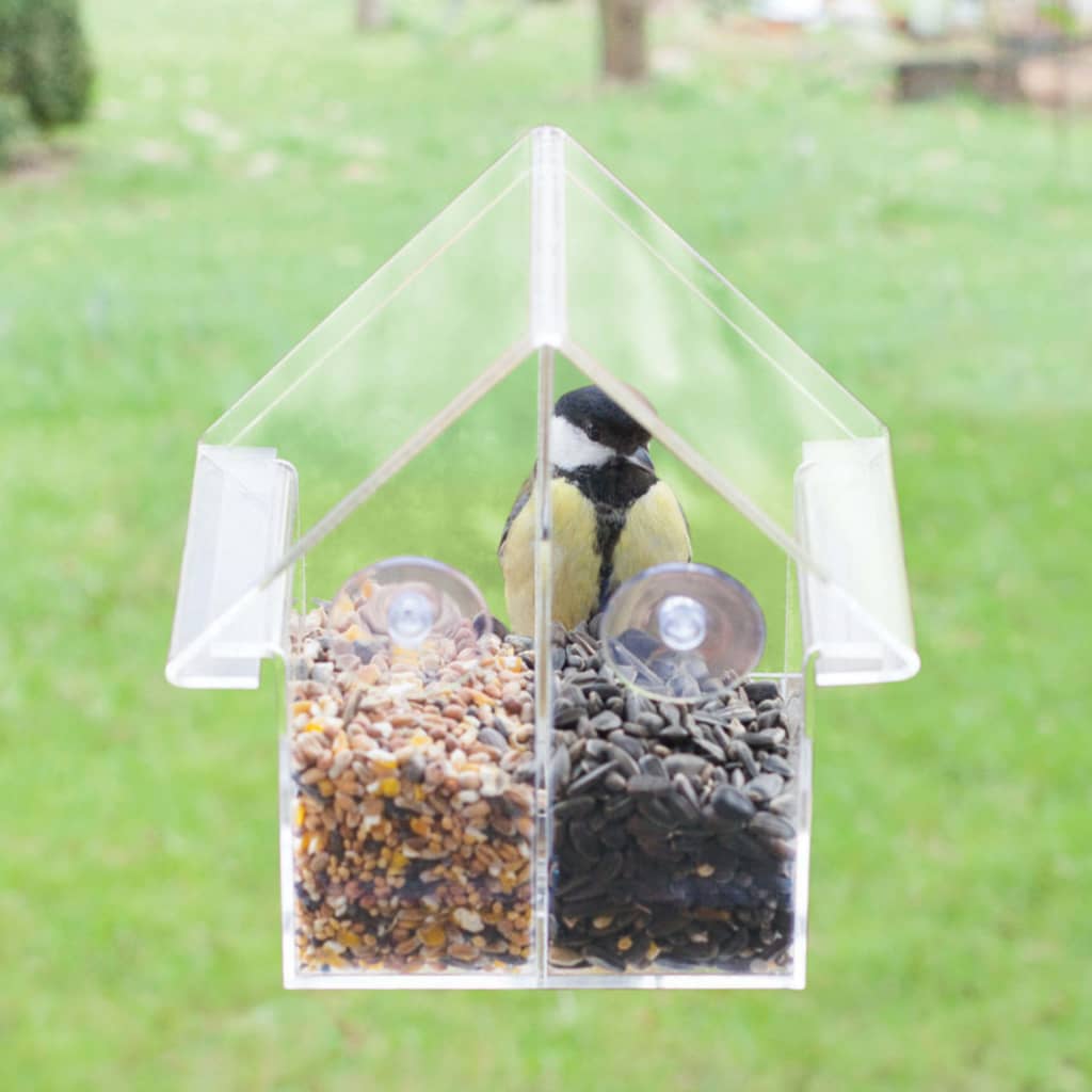 Esschert Design Feeding House vor dem doppelten Acrylfenster