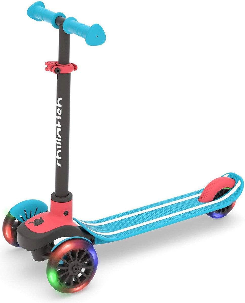 Chillafish Kinderroller 3 Jahre mit drei LED-Rädern – Blau – Leichter Glow-Scooter Jungen mit abnehmbarem Lenker und Fußbremse – höhenverstellbar – Lean-to-Steer – extra Haltegriffe – keine Batterien erforderlich – Modell Scotti Glow 3