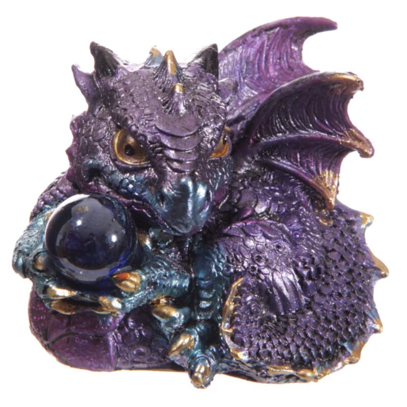 Niedlicher Babydrache mit Kristallkugel