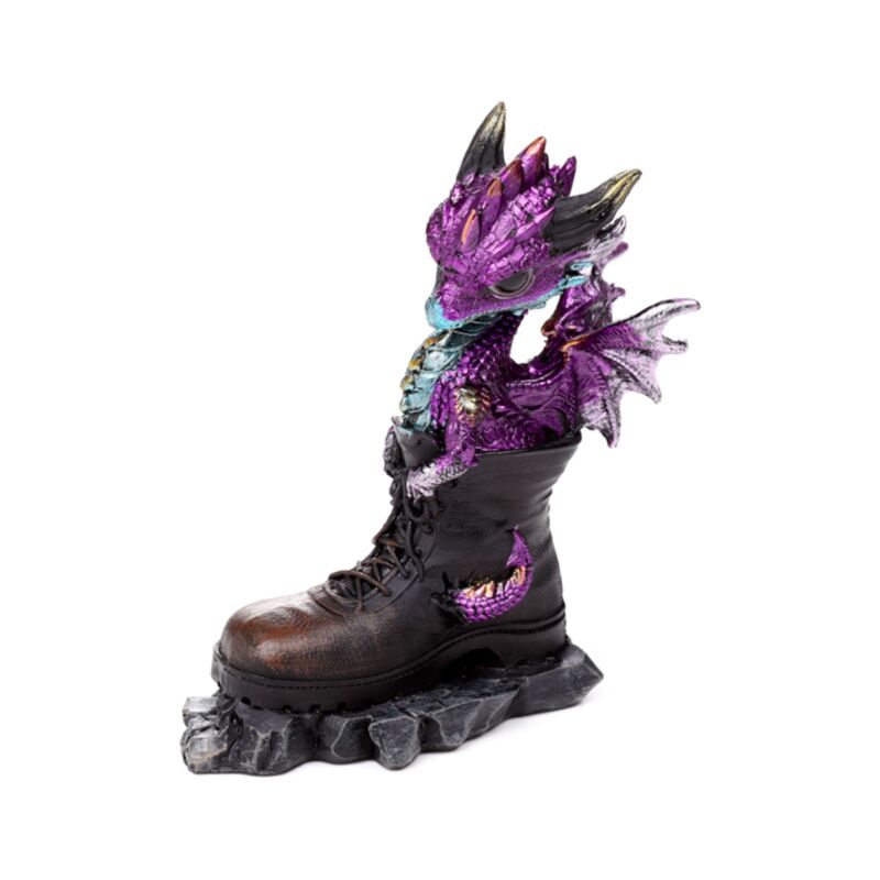 Elemente niedlicher Babydrache im alten Stiefel