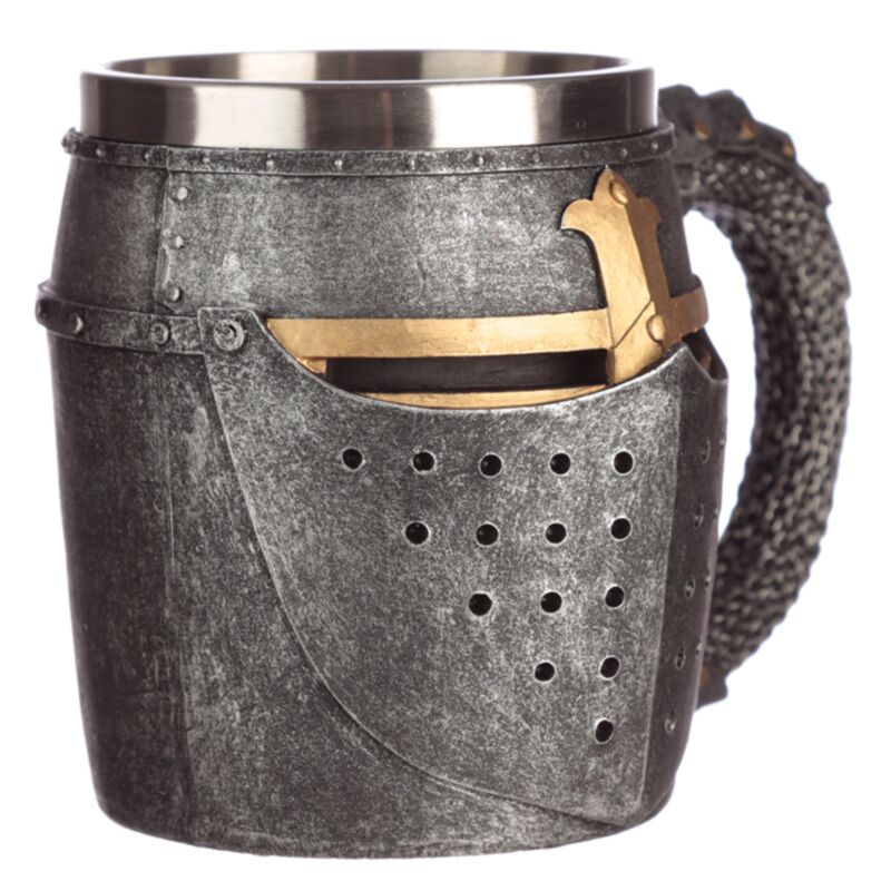 Mittelalterlicher Ritterhelm mit Kettenhemd, dekorativer Bierkrug