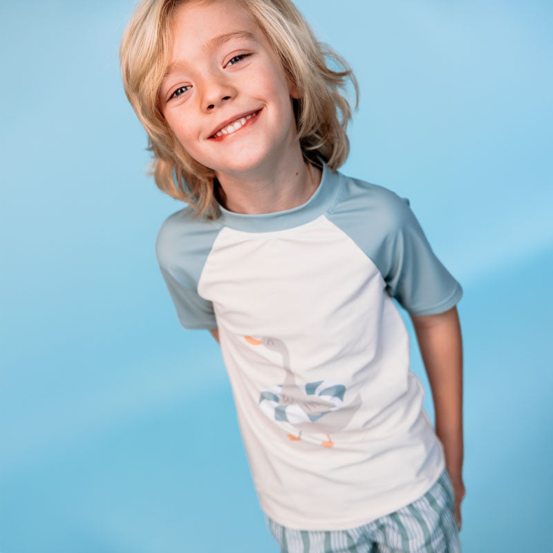 Resort-Streifen | Grünes UV-Badeshirt mit kurzen Ärmeln