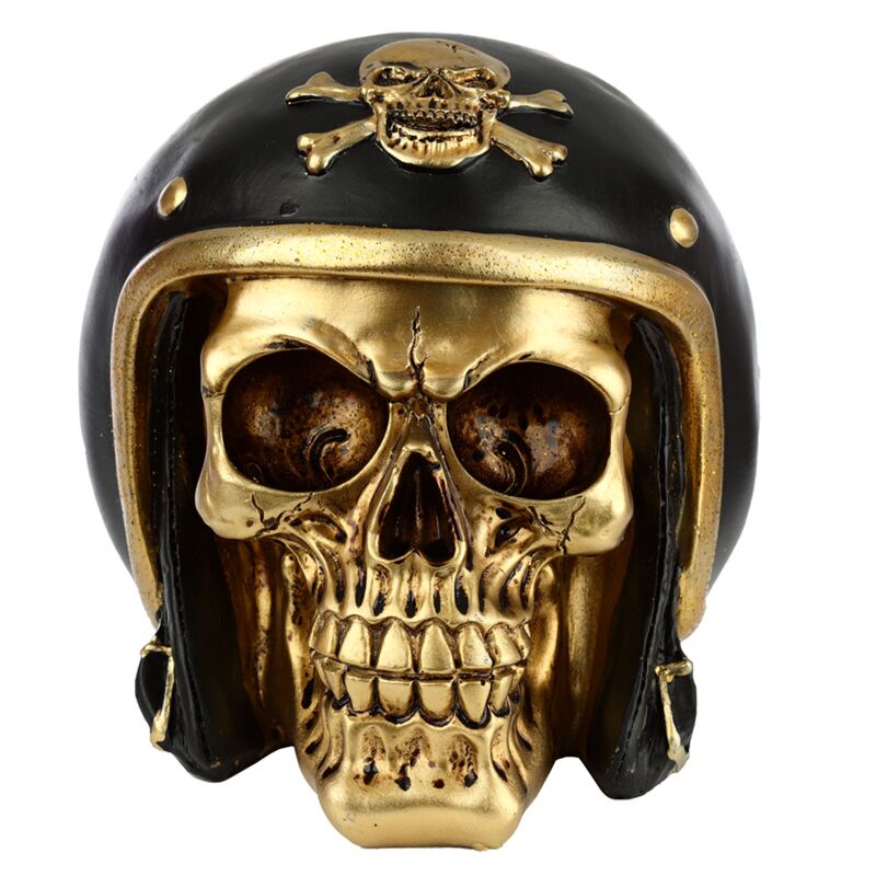 Goldschädel im Motorradhelm als Wohnaccessoire