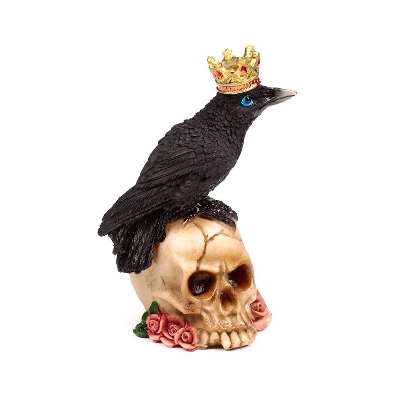 Krähe mit Krone steht auf Totenkopfrosen