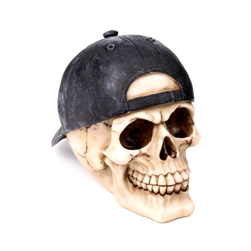 Schädel mit Baseballcap verkehrt herum