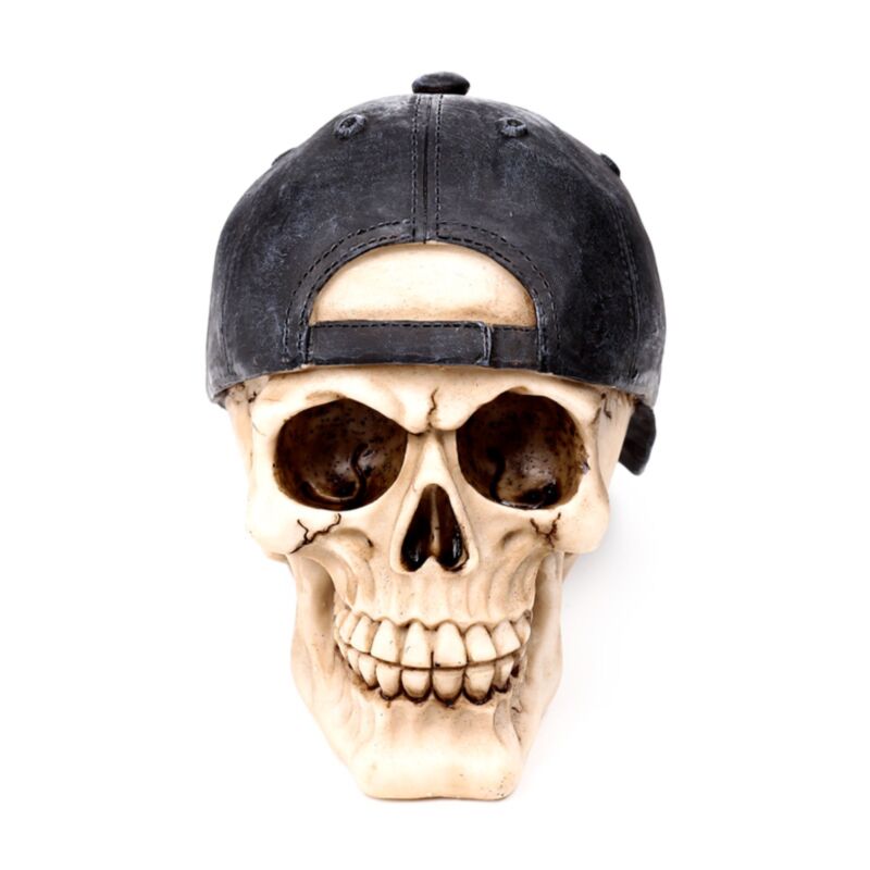 Schädel mit Baseballcap verkehrt herum