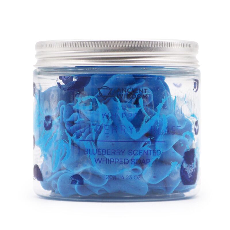 Blaubeerglas mit schaumiger Seifen-Körperwäsche