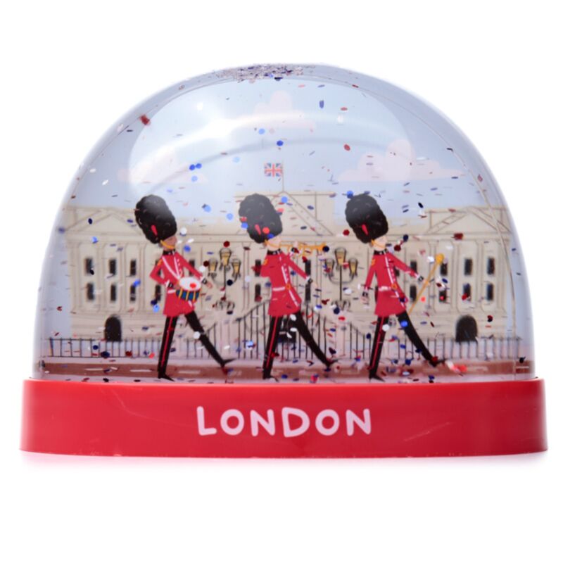 Londoner Souvenir-Königsgarde auf Parade, große glitzernde Schneekugel