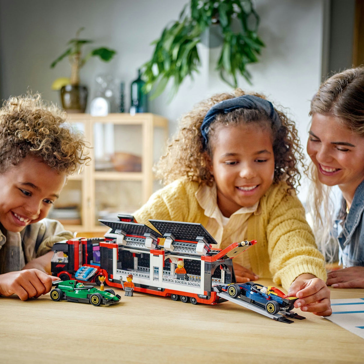 Lego City 60445 F1-Truck mit RB20- und AMR24-F1-Autos