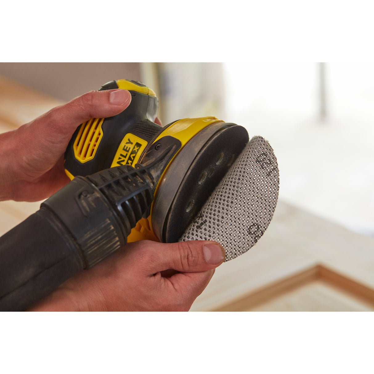 Stanley Fatmax V20 18V exzentrischer Schleifer