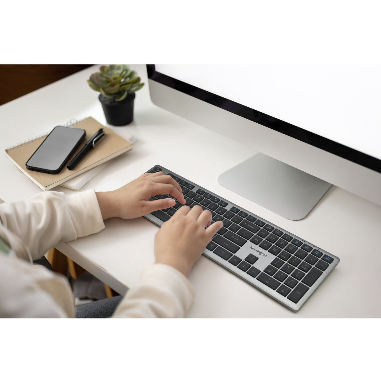 Kensington KB535 EQ wiederaufladbare Tastatur für mehrere Geräte (US-internationales Layout (QWERTY), Scherenschalter, 100 %, USB, 2,4 GHz, Bluetooth 5.4)