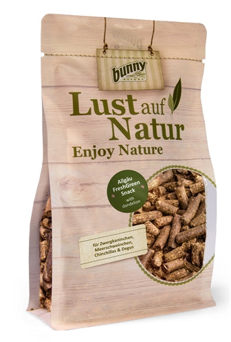 Bunny Natur genießen Natur Allgau frischgrüner Snack mit Löwenzahn