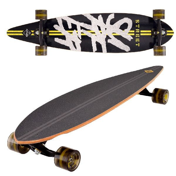 Streetsurfendes Pintail-Roadline-Skateboard