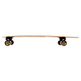 Streetsurfendes Pintail-Roadline-Skateboard