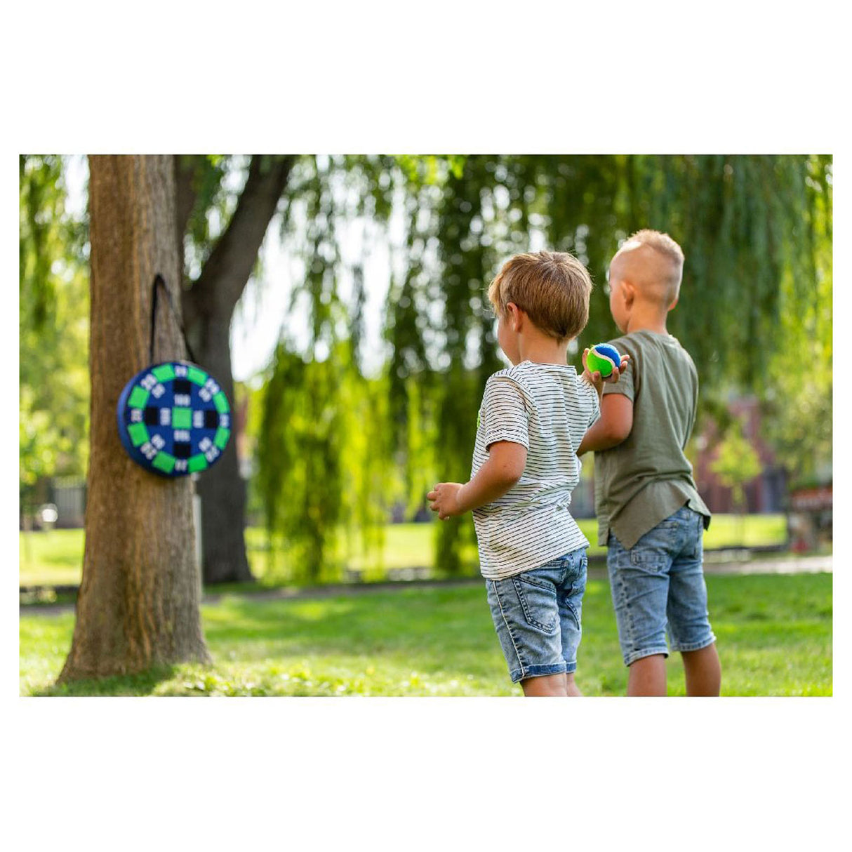 Spielen Sie im Freien ein Dartspiel