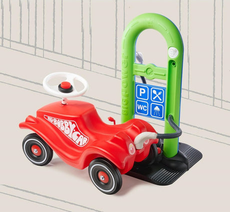 Große Bobby-Car-Tankstelle