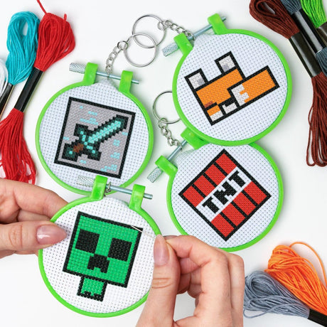 Paladone Minecraft-Kreuzstich-Charm-Set (4er-Pack) – Offiziell lizenziertes DIY-Bastelset mit Creeper, TNT, Fuchsschwert –