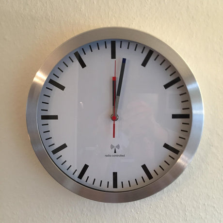 Tfa dostmann 60.3528.02 wandklok zendergestuurd 300 mm x 45 mm aluminium slepend uurwerk (geluidsloos)