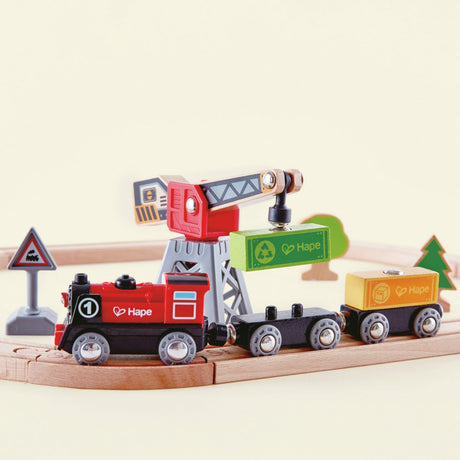 Hape Cargo Delivery Loop – Holzeisenbahnset mit Magnetkran und Lokomotive, 19 Teile, 3+