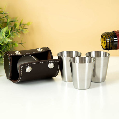 Schnapsglas von Kikkerland – 4er-Set – inklusive Lederbezug – Edelstahl – leicht zu tragen – Geschenk für Männer