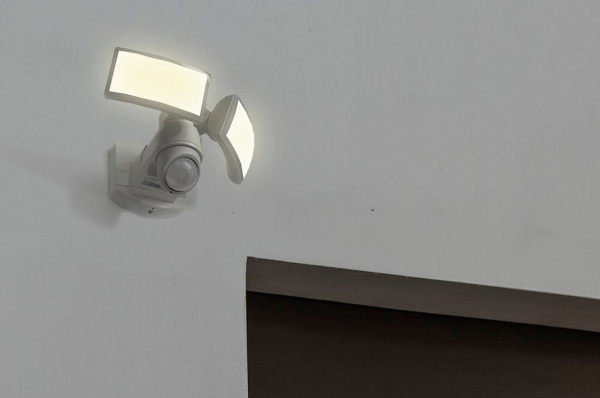 Lutec arc – LED-Außenwandleuchte mit Sensor – PIR-Bewegungssensor – Tag-Nacht-Sensor – 1200 lm leistungsstarker Strahler – 5000 K helles Licht – IP54 extra wetterfest – weiß