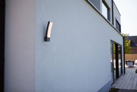 Lutec kira – gebogene Wandleuchte für den Außenbereich – Aluminiumhalterung – LED – 1100 Lumen – 17,3 W – 4000 K weißes Licht – Dunkelgrau