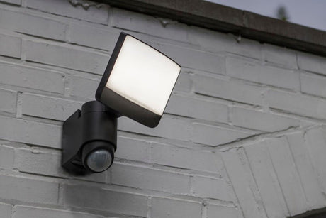 Lutec Sunshine – LED-Wandleuchte für den Außenbereich mit Sensor – PIR-Bewegungssensor – Tag-Nacht-Sensor – 1100 lm starkes Licht – 5000 K helles Licht – IP54 extra wetterfest – Dunkelgrau
