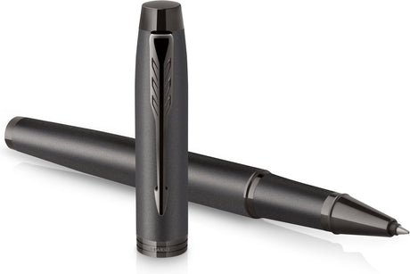 Parker im monochromen Tintenroller | schwarze Tinte | Gunmetal-Finish und Details | feiner Punkt | Geschenkverpackung