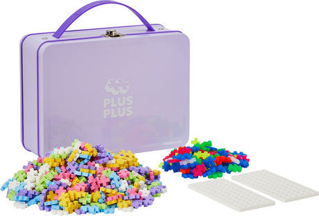 Plus-Plus Basic Reisekoffer Pastell 600-teiliges Bauset Pastell Flieder Lila – 7003 – Bauspielzeug – Konstruktionsspielzeug – Set mit Bausteinen – ab 5 Jahren