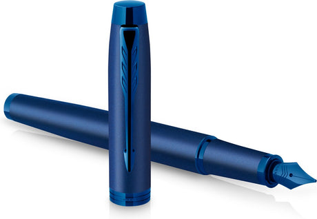 Parker im monochromen Füllfederhalter | blaue Tinte | blaue Oberfläche und Details | mittlerer Punkt | mit Geschenkbox