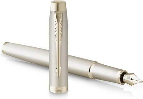 Parker im monochromen Füllfederhalter | blaue Tinte | champagnerfarbenes Finish und Details | mittlerer Punkt | mit Geschenkbox