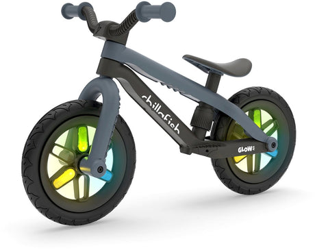 Chillafish loopfiets 2 jaar met glow led wielen - zwart- lichtgewicht loopfiets jongens en meisjes tot 5 jaar met voetsteun, voetrem en verstelbaar zadel - met 12 rubberskin banden voor extra grip - geen batterijen nodig - model bmxie glow 2